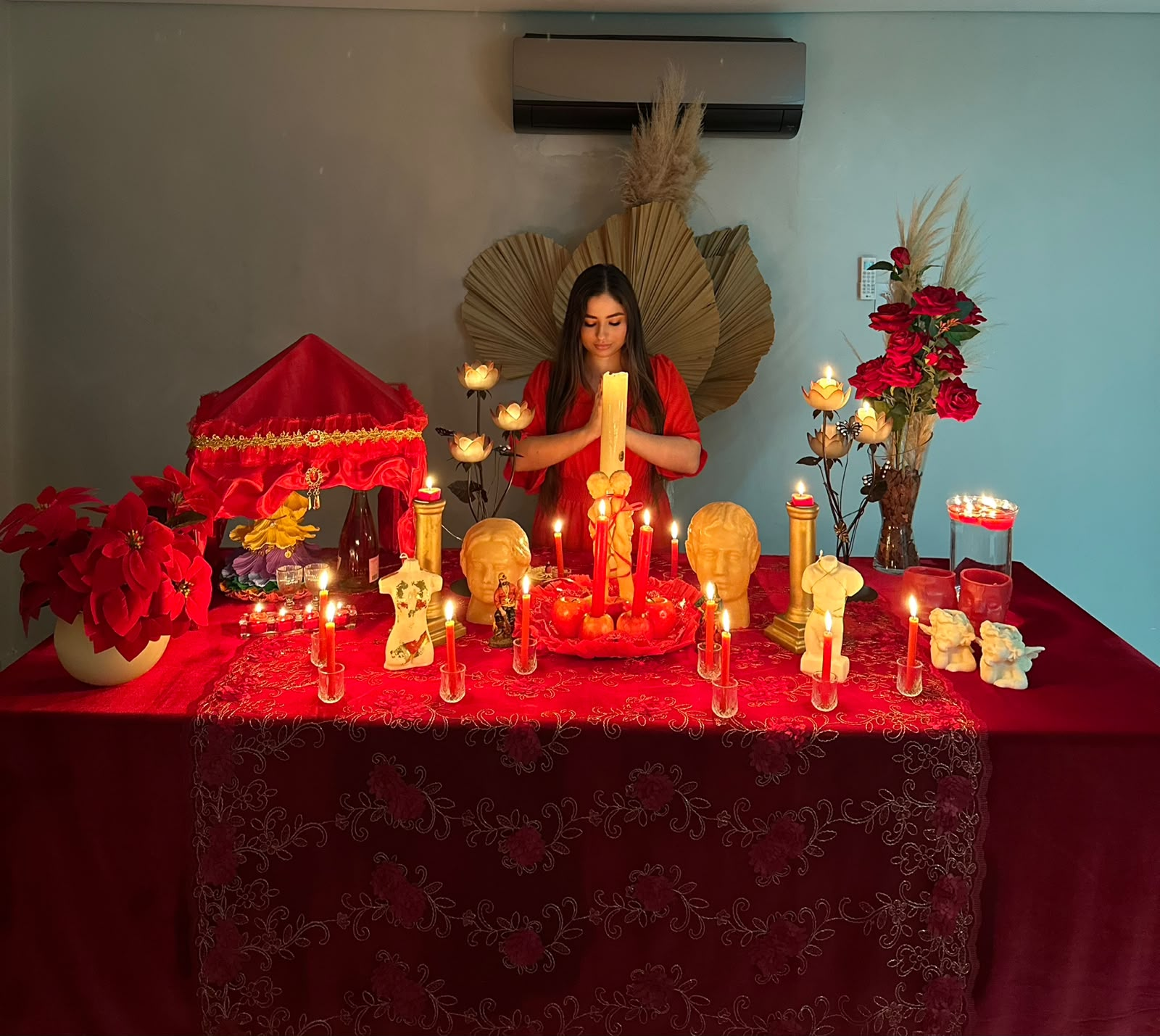 Taróloga Maya em altar com velas, frutas e oferendas